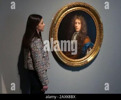 Sheffield, South Yorkshire, Großbritannien. Februar 2020. Ein Mitarbeiter sieht alte Masterzeichnungen in den Devonshire Collections, die von William Cavendish, dem 2. Herzog von Devonshire, gesammelt wurden. Die Ausstellung Lines of Beauty läuft vom 14. Februar bis 25. Mai in der Millennium Gallery, Sheffield. Credit: Ioannis Alexopoulos/Alamy Live News Stockfoto