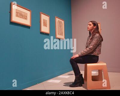 Sheffield, South Yorkshire, Großbritannien. Februar 2020. Ein Mitarbeiter sieht ein Gemälde von Rembrandt van Rijn (1606-1669) mit dem Titel Eines Schauspielers Willem Ruyters in seiner Umkleidekabine. Die Ausstellung Lines of Beauty läuft vom 14. Februar bis 25. Mai in der Millennium Gallery, Sheffield. Credit: Ioannis Alexopoulos/Alamy Live News Stockfoto