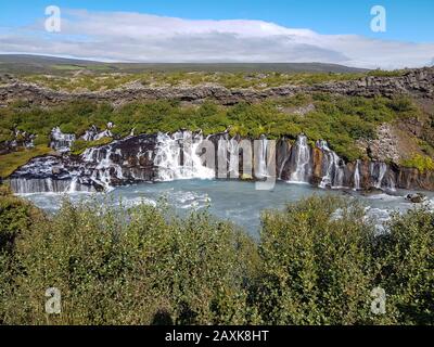 Kleiner Wasserfall in Island - Hraunfossar - an einem sonnigen Tag während der Sommerzeit Stockfoto