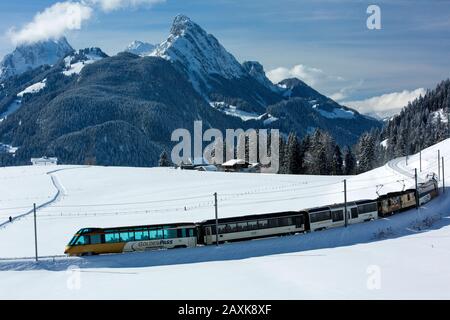 Golden Pass Panorama Express MOB im Saanenland Stockfoto