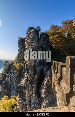 Teilansicht der Bastei-Brücke. Sächsische Schweiz mit Felsen und Bäumen in Herbststimmung auf der Terrasse Blick auf das Elbsandsteingebirge Stockfoto