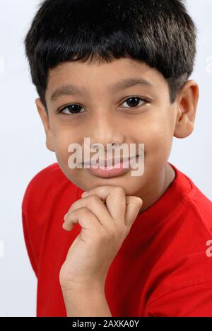 Mumbai, Maharashtra, Indien - Asien, 29. Juli 2006 - Porträt des acht Jahre alten kleinen süßen Jungen im indischen Lächeln. Stockfoto