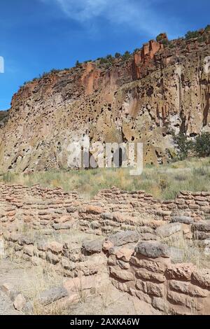 Teil der Tyuonyi-Ruinen der angestammten Pueblo-Völker an den Klippen entlang des Hauptschleifenweges im Frijoles Canyon am Bandelier National Monument ne Stockfoto