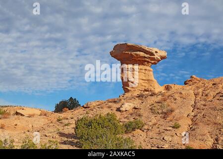 Das Wahrzeichen aus rosafarbenem Sandstein, Camel Rock, in der Nähe des Tesuque Pueblo, nur wenige Kilometer nördlich von Santa Fe, New Mexico Stockfoto