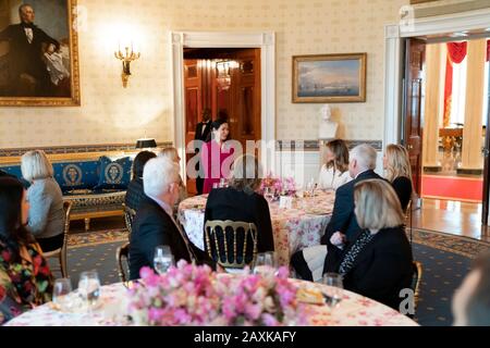 Die First Lady Melania Trump der USA hört zu, als Yumi Hogan, Ehefrau des Gouverneurs von Maryland, Larry Hogan, und die Vorsitzende des Eheleute Leadership Committee, während eines Essens für Ehepartner während der jährlichen Gouverneursversammlung im Blue Room des Weißen Hauses am 10. Februar 2020 in Washington, DC Bemerkungen anspricht. Stockfoto