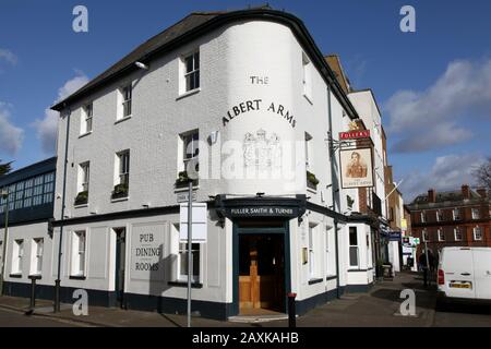 Die Albert Arms, ein beliebter Esher High Street Pub, der von der Fullers Brewery gerettet wurde, nahmen Februar 2020 Stockfoto