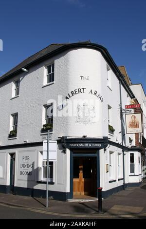 Die Albert Arms, ein beliebter Esher High Street Pub, der von der Fullers Brewery gerettet wurde, nahmen Februar 2020 Stockfoto