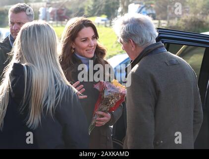 Die Duchess of Cambridge spricht mit Lord Leutnant of County Down, David Lindsay, während sie nach einem Besuch der Ark Open Farm in Newtownards in der Nähe von Belfast aufgeht, wo sie sich mit Eltern und Großeltern traf, um ihre Erfahrungen mit der Erziehung von Kleinkindern für ihre Frühkindliche Umfrage zu besprechen. Stockfoto