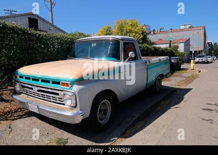 Alter Pickup-Truck vor einer Garage, Petaluma, Kalifornien, USA Stockfoto