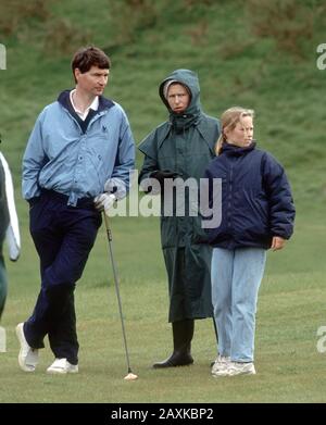 Commander Timothy Lawrence, HRH Princess Anne und Zara Phillips beim Gleneagles Charity Golfwettbewerb, Schottland Mai 1993 Stockfoto