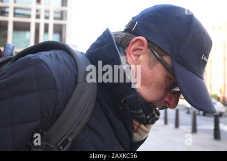 James Lattimer vor dem Westminster Magistrates' Court, dem von einem Richter gesagt wurde, dass er ins Gefängnis gehen könnte, weil er eine Mitgliedskarte für Lord's Cricket Ground fackelt, die ihm Zugang zu den besten Plätzen gab. PA Foto. Bilddatum: Mittwoch, 12. Februar 2020. Lattimer bekannte sich der Anklage schuldig, einen Artikel für die Verwendung bei Betrug zu erstellen/bereitzustellen. Siehe PA Story COURTS Cricket. Der Lichtbildkredit sollte lauten: Victoria Jones/PA Wire Stockfoto