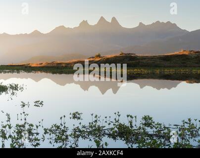 Aiguille d'Arves, Lac Guichard, Col de la Croix de Fer, Rhone-Alpen, Savoie, Frankreich Stockfoto