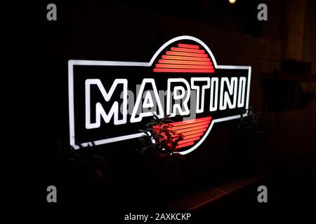Martini Neon Schild in einer Bar Stockfoto