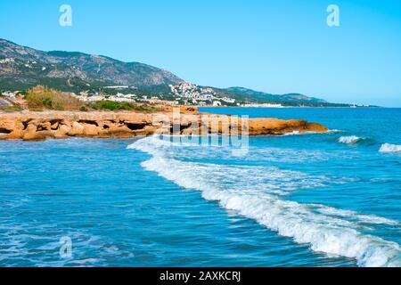 Blick auf die Felsformationen am Strand Playa del Moro in Alcossebre an der Costa del Azahar, Spanien, an einem Wintertag Stockfoto