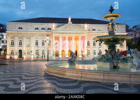 Brunnen vor dem Theater Nacional D. Maria II, Praça Rossio, Lissabon, Portugal Stockfoto