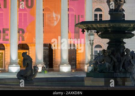 Brunnen vor dem Theater Nacional D. Maria II, Praça Rossio, Lissabon, Portugal Stockfoto