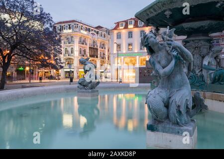 Brunnen vor dem Theater Nacional D. Maria II, Praça Rossio, Lissabon, Portugal Stockfoto