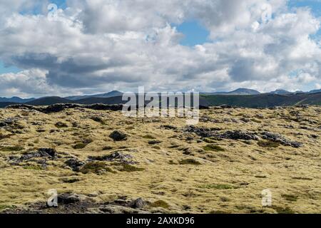 Vulkanische Landschaft Islands während der Sommerzeit an einem sonnigen Tag Stockfoto