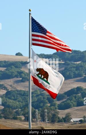 Amerikanische und kalifornische Flagge auf einem Fahnenmast, Petaluma, Kalifornien, USA Stockfoto