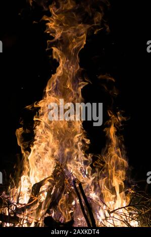 Feuer flammen auf dunklem Hintergrund eines natürlichen Holz Feuer Stockfoto