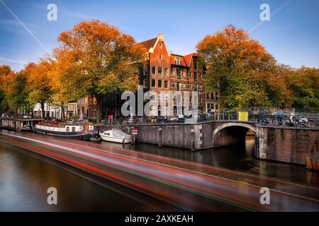 Papiermolensluis Canals Amsterdam, Abendstimmung an der Brouwersgracht Stockfoto