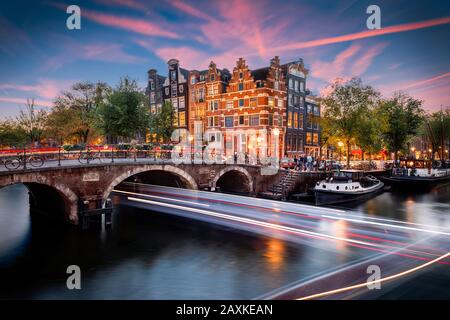 Papiermolensluis Canals Amsterdam, Abendstimmung an der Brouwersgracht Stockfoto