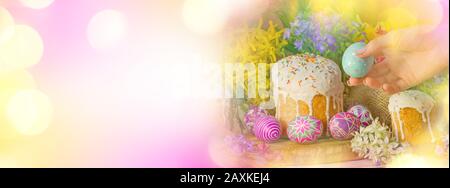 Rosa und gelbes Oster-Banner. Oster-Banner mit Ostereiern und Osterkuchen mit Kopierraum Stockfoto