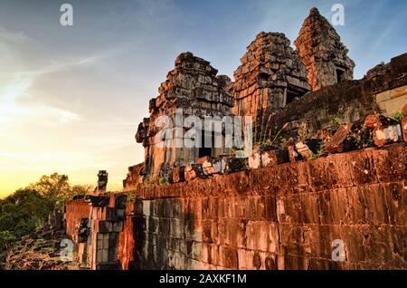 Ankor Wat, ein historischer Khmer-Tempel aus dem 12. Jahrhundert und UNESCO-Weltkulturerbe. Bögen und geschnitzte Steinblöcke und Stufen bei Sonnenuntergang. Stockfoto