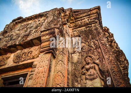 Ankor Wat, ein historischer Khmer-Tempel aus dem 12. Jahrhundert und UNESCO-Weltkulturerbe. Bögen und behauener Stein mit großen Wurzeln, die sich über den Steinewor ausbreiten Stockfoto