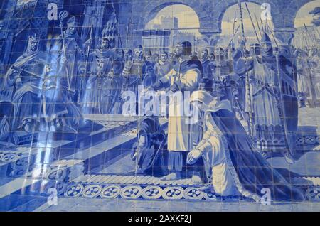 Azulejos blau-weiß glasierte Fliesen, eine Nahaufnahme von traditionellen Mosaikfliesen, die ein historisches Ereignis darstellen. Bahnhof Porto, Stockfoto