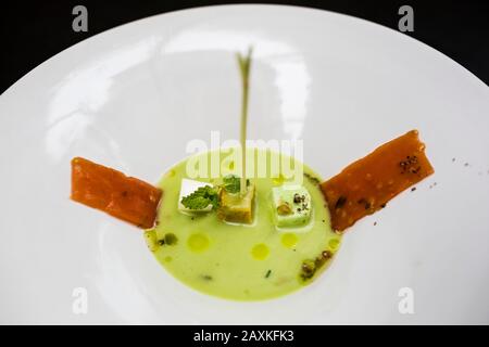 Hochwinkelige Nahaufnahme von gekühlter Schneekühe mit Tomaten und Kräutern. Stockfoto
