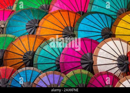 Farbenfrohe Sonnenschirme Am Straßenmarkt In Luang Prabang, Laos Stockfoto