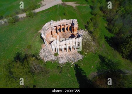 Über den Ruinen der alten Dreifaltigkeitskirche an einem sonnigen Maitag (Schießen von einem Quadrocopter). Bezirk Volosowski, Leningrader Region. Russland Stockfoto