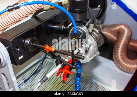 Auto-Ersatzteile für das Auto. Turbolader aus Stahl auf Prüfstand. Stockfoto