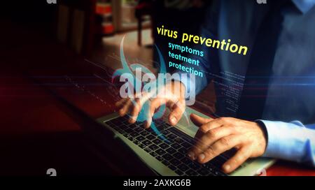 Mann, der auf einem Laptop mit einem Hologramm-Bildschirm mit Virenschutz über die Tastatur tippt. Konzept der Suche nach Informationen über Gesundheitsversorgung, Prävention und Epidemie w Stockfoto