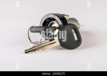 Autoschlüssel auf weißem Hintergrund. Zündschalter mit Autoschlüssel. Stockfoto