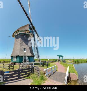 Wasserpumpwindmühle namens De Woudaap, Krommenie, Noord-Holland, Niederlande Stockfoto