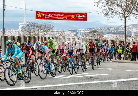 Barcelona, Spanien - März 27, 2016: Die Pelotonfahrt während Volta Ciclista a Catalunya, auf der Spitze von Montjuic in Bracelona Spanien, am 27. März 2016. Stockfoto