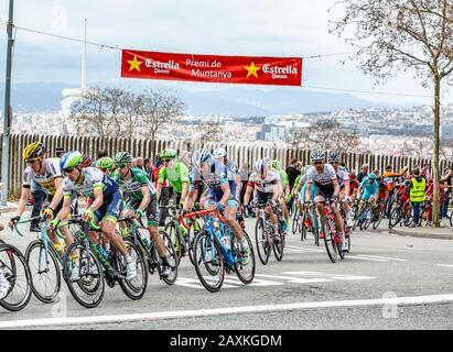 Barcelona, Spanien - März 27, 2016: Die Pelotonfahrt während Volta Ciclista a Catalunya, auf der Spitze von Montjuic in Bracelona Spanien, am 27. März 2016. Stockfoto