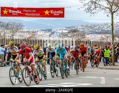 Barcelona, Spanien - März 27, 2016: Die Pelotonfahrt während Volta Ciclista a Catalunya, auf der Spitze von Montjuic in Bracelona Spanien, am 27. März 2016. Stockfoto