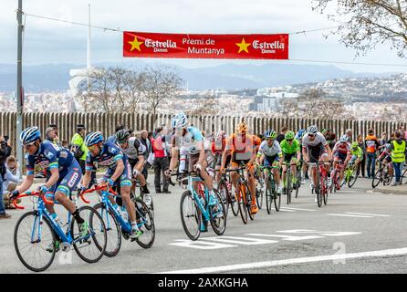 Barcelona, Spanien - März 27, 2016: Die Pelotonfahrt während Volta Ciclista a Catalunya, auf der Spitze von Montjuic in Bracelona Spanien, am 27. März 2016. Stockfoto