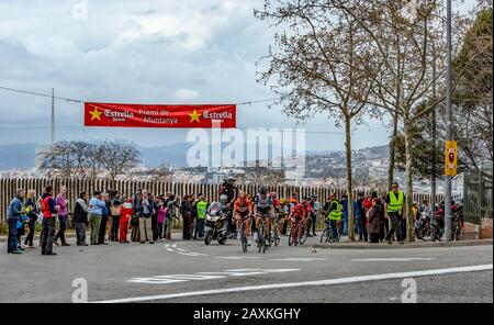 Barcelona, Spanien - März 27, 2016: Die Pelotonfahrt während Volta Ciclista a Catalunya, auf der Spitze von Montjuic in Bracelona Spanien, am 27. März 2016. Stockfoto