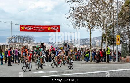 Barcelona, Spanien - März 27, 2016: Die Pelotonfahrt während Volta Ciclista a Catalunya, auf der Spitze von Montjuic in Bracelona Spanien, am 27. März 2016. Stockfoto