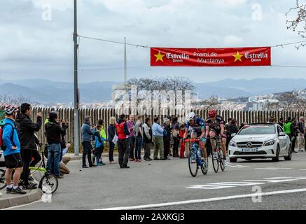 Barcelona, Spanien - März 27, 2016: Zwei Radfahrer, die auf der Spitze von Montjuic in Bracelona Spanien fahren, während Volta Ciclista a Catalunya am 27. März 2016 Stockfoto