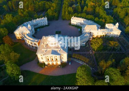 Blick auf den Pavlovsky-Palast an einem Mai-Abend (Schießen von einem Quadrocopter). Bezirk von Sankt Petersburg, Russland Stockfoto