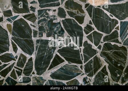 Fliesen an der Wand oder auf dem Boden aus Marmor. Marmorstruktur mit Muster. Abstrakter dunkler Hintergrund. Stockfoto