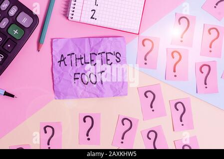 Textschild mit Athletenfuß. Geschäftsfoto mit einer Pilzinfektion des Fußes, die durch Blasen gekennzeichnet ist Mathematics Stuff und Schreibgeräte ab Stockfoto