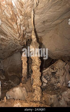 Stalagmites, Stalaktiten und Stalagnaten, Tropfsteinsäulen in der King Chamber of the Wind Cave, Gunung Mulu Nationalpark, Sarawak, Borneo, Malaysia Stockfoto