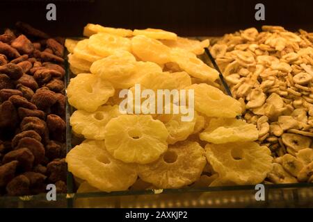 Getrocknete und geschnittene Ananas und Bananen Stockfoto