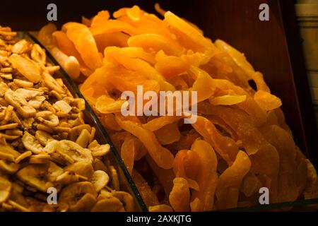 Getrocknete und in Scheiben geschnittene Aprikosen und Bananen Stockfoto